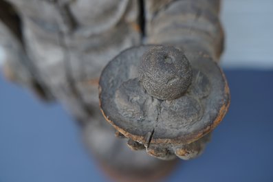 Een grote Chinese houten sculptuur van Guanyin, Ming
